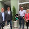 Zugang frei, verrät die Corona-Ampel: (von links) Thomas Herrmann, Citymanager Stadt Schweinfurt; Volker Grießmann, Siemens Mobility GmbH; Werner Christoffel, 1. Vorsitzender der Werbegemeinschaft Schweinfurt erleben e. V.; Jutta Schmid, Inhaberin von HomeLiving.
