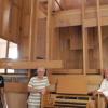 Bereit für den Abtransport in Einzelteilen ist die überarbeitete Orgel für die Kirche im englischen Maldon, dessen Musikdirektor Colin Baldy (Mitte) in Urspringen bei den Orgelbauern  Thomas (links) und Herbert Hey (rechts) vorbeischaute.