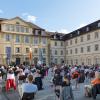 Unter Enrico Calesso spielt das Philharmonische Orchester Würzburg  eine "Italienische Serenade" im Innenhof des Würzburger Rathauses.