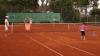 Im Sommer perfekt, im Winter mehrere Monate nicht bespielbar: die Sandplätze der Bad Königshöfer Tennisanlage an der Thüringer Straße.  Nach dem Wegfall der Hallenplätze denkt man bei TC Rot-Weiß nun über die Schaffung von Allwetterplätzen nach. Das Foto zeigt ein Training der Juniorinnen.