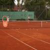 Im Sommer perfekt, im Winter mehrere Monate nicht bespielbar: die Sandplätze der Bad Königshöfer Tennisanlage an der Thüringer Straße.  Nach dem Wegfall der Hallenplätze denkt man bei TC Rot-Weiß nun über die Schaffung von Allwetterplätzen nach. Das Foto zeigt ein Training der Juniorinnen.