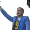 Oliver Pocher winkt den Anwohnern am Volksfestplatz und gibt ihnen ein paar abschätzige Worte mit auf den Weg.
