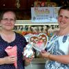 Normalerweise auf allen Festen dabei: Heidi Keller (rechts) und Mutter Monika Saliger verkaufen Süßes in Bad Königshofen.