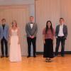 Das Spitzensextett des Rhön-Gymnasiums bildeten (ab zweiter von links) Aaron Kaufmann, Amelie Söder, Marius Koch, Sarah Nodehi, Marco Benkert und Kilian Hügel (ganz rechts). Mit auf dem Bild stellvertretender Landrat Bruno Altrichter (links) und Schulleiterin Kerstin Vonderau (zweite von rechts).