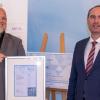 Ausgezeichnetes Stadtmarketing: Wirtschaftsminister Hubert Aiwanger übergibt dem Stadtmarketing „Würzburg macht Spaß“ – vertreten durch den Geschäftsführer Wolfgang Weier eine Urkunde für herausragende Arbeit im Stadtmarketing.