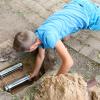 Max oblag es, die beiden Zeitkapseln in ihrer Ruhestätte für die nächsten zwei Jahrzehnte im Schulgarten der Grundschule Zeil-Sand geradezurücken.