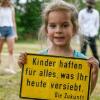 Zum Schuljahresende stellten Fridays For Future-Aktivisten dem Würzburger Stadtrat bei einer Demo auf den Mainwiesen ein Zeugnis aus.