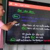 Modernste Technik mit interaktivem Whiteboard in einer Schule im Würzburger Raum. Nicht jeder Lehrer beherrscht das Handwerk der Digitalisierung so wie der Pädagoge im Bild – hier gibt es noch Aufholbedarf.