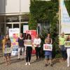 Halten die Ziele von Klimaschutz und fairem Handel hoch (von links): Von der Sattler-Realschule Julia Vollmuth, Malerin Angelina Letzing und Katja Hilbert, von der Montessori-Schule Daila Nanke-Santacroce und Malerin Sarah Krämer, vom OMG Elisabeth Seyschab, Malerin Larin Aziz und Carolin Sauer, von der Montessori-Schule Malerin Emma Wilhelm und Heike Schirmer da Fonseca, von den Rathenau-Schulen Claudia Markert mit Malerin Alice Schirmer da Fonseca sowie Angela und Roland Merz.