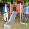 Ortsvorsteher Philipp Hahn präsentiert Bürgermeister Lukas Braun den neuen Rutschenturm auf dem Spielplatz in Beckstein.
