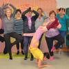 Ein großer Erfolg war der von Yogalehrerin Nelly Hartfelder (vorne) vor der Coronakrise angebotene Yogakurs. Dieser war in kürzester Zeit überbucht und ist nur ein Beispiel für die abwechslungsreichen und attraktiven Angebote, die der SV "Pfeil Niederlauer" für seine Mitglieder bereit hält.