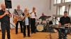 Für das s Gruppenfoto kurz zusammen gerückt, die Musiker der Main City Stompers mit (von links):  Matthias "Clarino" Ernst (Klarinette, Saxophon), Paul Schmand (E-Bass-Gitarre und Gesang), Wolfgang Görner (Posaune), Werner Becker (Trompete), Raimund Beck (Schlagzeug) und Ralf Meyer-Natus (Piano).