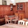Die gemütliche Wirtsstube mit urigem Kachelofen im historischen Gasthaus „Schwarzer Adler“.Foto: Mirjam Diezel-Hornfeck