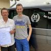 Über sein 25. Betriebsjubiläum bei Auto Köhler in Hollstadt freut sich Lutz Bonnke (Mitte). Wolfgang und Michael Köhler gratulieren.