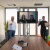 Auf Grund der aktuellen Corona-Situation hat die Ehrung der Auszubildenen live und digital stattgefunden. Mit einem Pokal werden die neuen Systemadministratoren im Team der Eikona Systems GmbH begrüßt (von links): Sebastian Kremer, René Wagenhäuser, Pia Ederer, Karin Lesin, Niels Matei und Nikolas Markert.