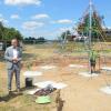 Von links: Dieter Hofmann und Erster Bürgermeister Thomas Stamm machten sich an den Maradiesseen ein Bild von der neuen Kletterpyramide.