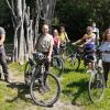 Unterwegs am Schwarzen Moor mit dem Naturpark-Ranger. (Von links) Christian Zwanziger MdL, Ranger Daniel Scheffler, Carmen-Sita Kronester, Birgit Reder-Zirkelbach, Karl Breitenbücher, Korbinian Mertten, und Kerstin Celina MdL.