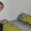 In der Corona-Schließzeit wurden im Kindergarten in Waldsachsen Bettchen für den Mittagsschlaf der Kinder unter drei Jahre gerichtet. Im Bild zwei Kinder mit Kindergartenleiterin Petra Lehmann.