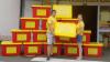 Firma Dittmeier verteilt Spielboxen.