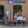 Auf dem Bild freut sich die glückliche Gewinnerin Edith Rüttiger mit ihren Enkelkindern. Es gratulieren zudem (von links) Katrin May, Markus Merz und Mathias Gerstner.