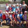 Über eine Geld- und eine Eisspende durften sich die Kinder der Kita "mittendrin" freuen. Mit im Bild ist Ben Wüst, einer der Schirmherren (hinten links) mit seiner Tochter.