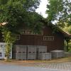 Betrachtern des ehemaligen Bahnhofsgebäudes, die aus Richtung Rittershausen kommen, wird derzeit der Blick auf das historische Gebäude weitgehend verwehrt, weil es mit Altkleidercontainern, Paletten mit Pflastersteinen und einem Firmen-Lkw zugestellt ist.