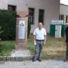 Die auf Initiative des Historischen Vereins an der Ecke Hauptstraße/Jahnanlage aufgestellte zwei Meter hohen Sandsteinsäule erinnert an den Reformator Andreas Bodenstein als großen Sohn der Stadt Karlstadt. Im Bild (von links) Bürgermeister Michael Hombach, Vorsitzender Wolfgang Merklein und Projektleiter Werner Kühnlein vom Historischen Verein.