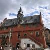 Heiter bis wolkig ist die Himmel über dem Ochsenfurter Rathaus. Das könnte auch sinnbildlich für die finanzielle Situation der Stadt stehen.
