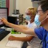 Chefarzt Dr. Rumo David Leistner und MTA Astrid Gunzenheimer werten die in der Nacht erhobenen Daten eines Patienten aus: Atemaussetzer bis zu 146 Sekunden.