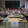 Bei der Wohnungsdurchsuchung stießen die Beamten auf eine große Menge von neuwertigen und originalverpackten Artikeln. Größenteils handelte es sich um Spielsachen, Kinderkleidung, Deko-Artikel, Schulbedarf, Modeschmuck und Büchertaschen.