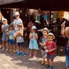 Gutscheinübergabe unter Corona-Bedingungen (von links): Elternbeiratsvorsitzender Jan Wiedemann, Elternbeirat Matthias Pfeifer, Eisdieleninhaberin Nazmiye Tekeli und neun strahlende Kinder mit ihren Gutscheinen.