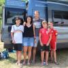 Die Familie Silberhorn aus dem Landkreis Neumarkt ist am Mittwoch, 12. August, auf dem Camping-Platz Weihersee in Ebrach angekommen. Der geplante Italienurlaub fällt heuer aus. Die Eltern Dagmar und Michael Silberhorn wollen mit ihren drei Söhnen Paul (links), Fabian (Zweiter von rechts) und Max (rechts) unter anderem einen Ausflug ins Freizeitland Geiselwind machen.