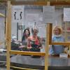 Ehrenamtliche Mitarbeiter sucht der BRK-Kleiderladen in Unsleben. Das Bild zeigt den Kassenbereich mit (von links): Katja Dassow, Doris Dietz und Petra Heym.