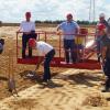 Der erste Spatenstich für das Neubauprojekt in Altfeld mit Baugrundgutachter Hans-Jörg Franke, Bürgermeister Thomas Stamm, Regionalleiter der Firma Gerken Manfred Nebeling, Bauunternehmer Gerhard Roth und Bauleiter Georg Scheidtmann.