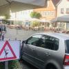 Mit diesem Schild werden die Autofahrer in der Bad Neustädter Innenstadt nun darauf hingewiesen und gewarnt, dass Servicekräfte des Gasthofs am Markt oftmals die Straße überqueren. 
