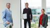 Fridolin Steinriede, 18-jähriger Abiturient aus Bad Mergentheim, ist Preisträger des Wittenstein-Stipendiums 2020. Im Bild mit Dr. Anna-Katharina Wittenstein, Vorstand der Wittenstein SE, und Schulleiter Christian Schlegl in der Innovationsfabrik in Igersheim-Harthausen.