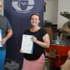 Silvia und Jochen Mölter können sich jetzt als Kaffee-Sommeliers bezeichnen. Mit Erfolg haben die Mee Kaffee-Röstexperten diesen IHK-Zertifikatslehrgang abgeschlossen.