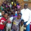 Vielfältige Unterstützung für die Kinder und Jugendlichen in der Pfarrei Nkile/Tansania organisiert Pfarrer Silverius Mwingira (rechts im Bild).