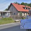 Schwester Ursula Buske, die Priorin der Communität Casteller Ring, zeigt den Plan für den neuen Klosterladen, der anstelle der Gartenwirtschaft (im Hintergrund links) an das alte Forsthaus angebaut wird.