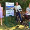 Brigitte Proß vom Aktiven Mellrichstadt und Bürgermeister Michael Kraus (von rechts) freuen sich über das neue Angebot für E-Biker in Mellrichstadt: An zwei mobilen Ladestationen (im Bild am unteren Tor) können Radler ihre Akkus und an der benachbarten Gaststätte ihre Kraftreserven auftanken. Die Streutalallianz mit Managerin Gertraud Kokula (links) hat die Anschaffung gefördert.   
