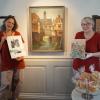 Museumsleiterin Simone Michel-von Dungern und Kulturreferentin Christiane Berneth, die auch das Archiv betreut, freuen sich über die Schenkungen, die bestens zur derzeitigen Sonderausstellung passen: Alle drei zeigen den Marktbreiter Malerwinkel. Fotos: Daniela Röllinger