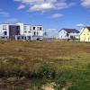 Auf dem freien Grundstück im Vordergrund will die Caritas-Sozialstation St. Gregor in Bergtheim bauen. Es ist in unmittelbarer Nähe zum neuen Seniorenzentrum des Kommunalunternehmens.