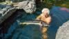 Wolfgang Kohlhepp aus Oberwerrn hat sich seinen Garten in sein eigenes Paradies umgestaltet.  Inklusive Fischteich, in dem er mit Stör und Koi-Karpfen zusammen schwimmt. 