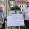 Der Vertreter der HUK-COBURG Labicki und der Geschäftsführer der Christophorus GmbH Günther Purlein freuen sich.