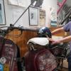 Christian Zimmermann neben seinem Lieblingsstück: einem Roller der Marke NSU Lambretta, im Fahrzeug- und Technikmuseum Neuendorf.