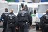 Polizeibeamte vor einem Erstaufnahmeauflager für Flüchtlinge.