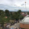 Richtfest am Anbau der Kinderkrippe Grettstadt: Planungsbüro, Baufirma, Baufacharbeiter, Gemeinderäte, Erzieherteam, Elternbeiräte und Verwaltung feierten gemeinsam Richtfest. Im Bild ein Blick von oben auf den neuen Anbau mit zwei Kinderkrippenräumen und Personalräumen.