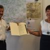 An ihrem letzten Arbeitstag als Angestellte der Bad Neustädter Polizeiinspektion überreichte Dienststellenleiter Georg Bieberich der langjährigen Schreibkraft Marion Roos eine zusätzliche Dankurkunde. Sie hatte freiwillig noch einmal drei Monate angehängt. Zum 1. September geht sie in den Ruhestand. Roos verfasste Tausende Polizeiberichte und dürfte vielen noch als Politesse in Bad Neustadt von 1978 bis 1982 bekannt sein.
