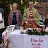Frammersbachs Bürgermeister Christian Holzemer (links) hat Pfarrer Bernhard Albert zur Erinnerung ein Modell der Kreuzkapelle überreicht. Ebenfalls verabschiedet wurde Gemeindereferentin Petra Bigge.