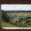 Durch ein "Kirchenfenster" blickt man auf das Dorf Burghausen.